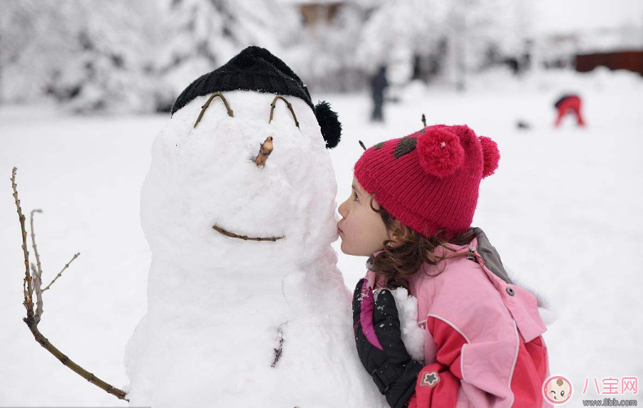 带孩子堆雪人发心情说说朋友圈  下雪带孩子堆雪人感言说说朋友圈