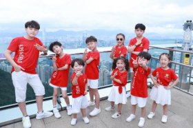 红孩子香港时尚街拍被围观，网友母爱泛滥：又骗我生娃